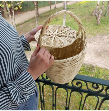 Vintage straw bag with lid