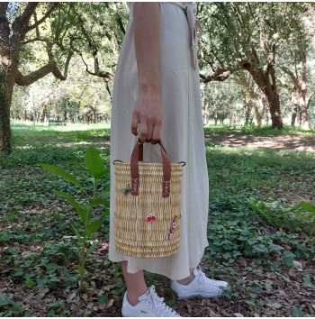 Round reed basket bag with crossbody function