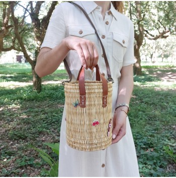 Round reed basket bag with crossbody function